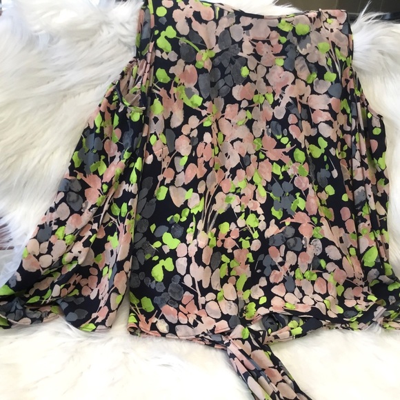 NWT🎉HP🎉 BCBGMAXAZRIA floral cold shoulder blouse - Picture 4 of 5